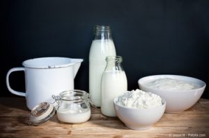 Gläser und Schüsseln mit Milch und Quark