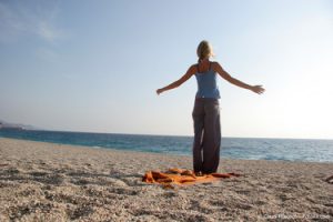 Eine Frau steht am Strand