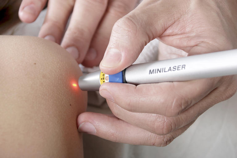 Arzt führt Laserbehandlung durch