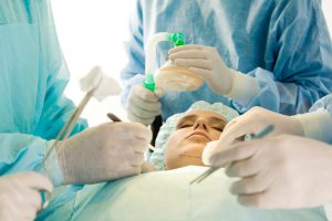 Junge Frau liegt auf dem OP-Tisch