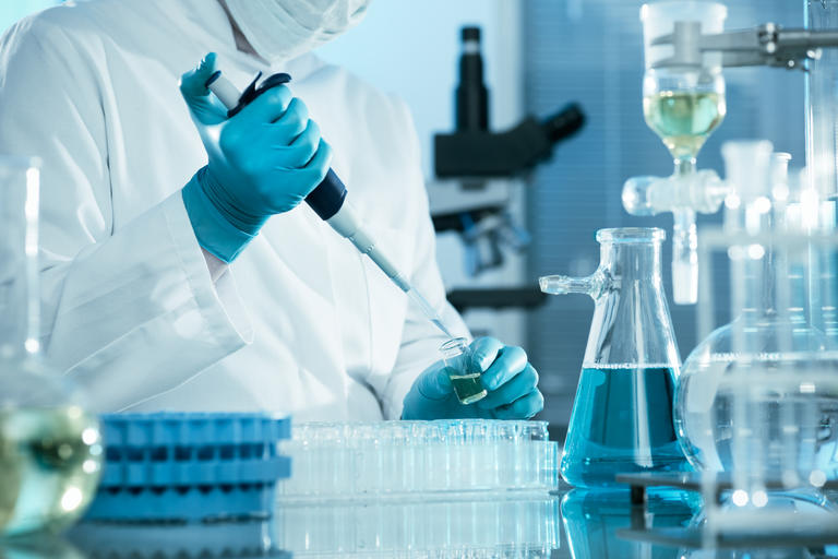 Wissenschaftler arbeitet in Labor