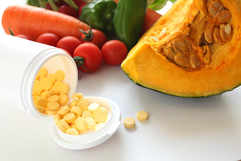 Vitamintabletten und Gemüse
